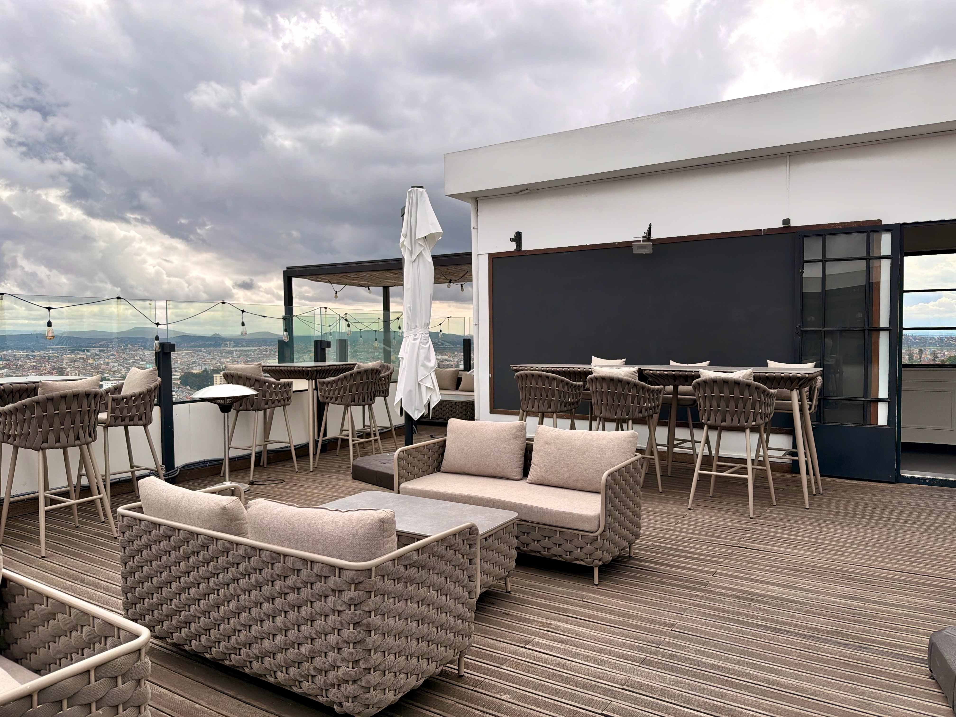 Vue panoramique du rooftop du Grand Hotel Urban au crépuscule