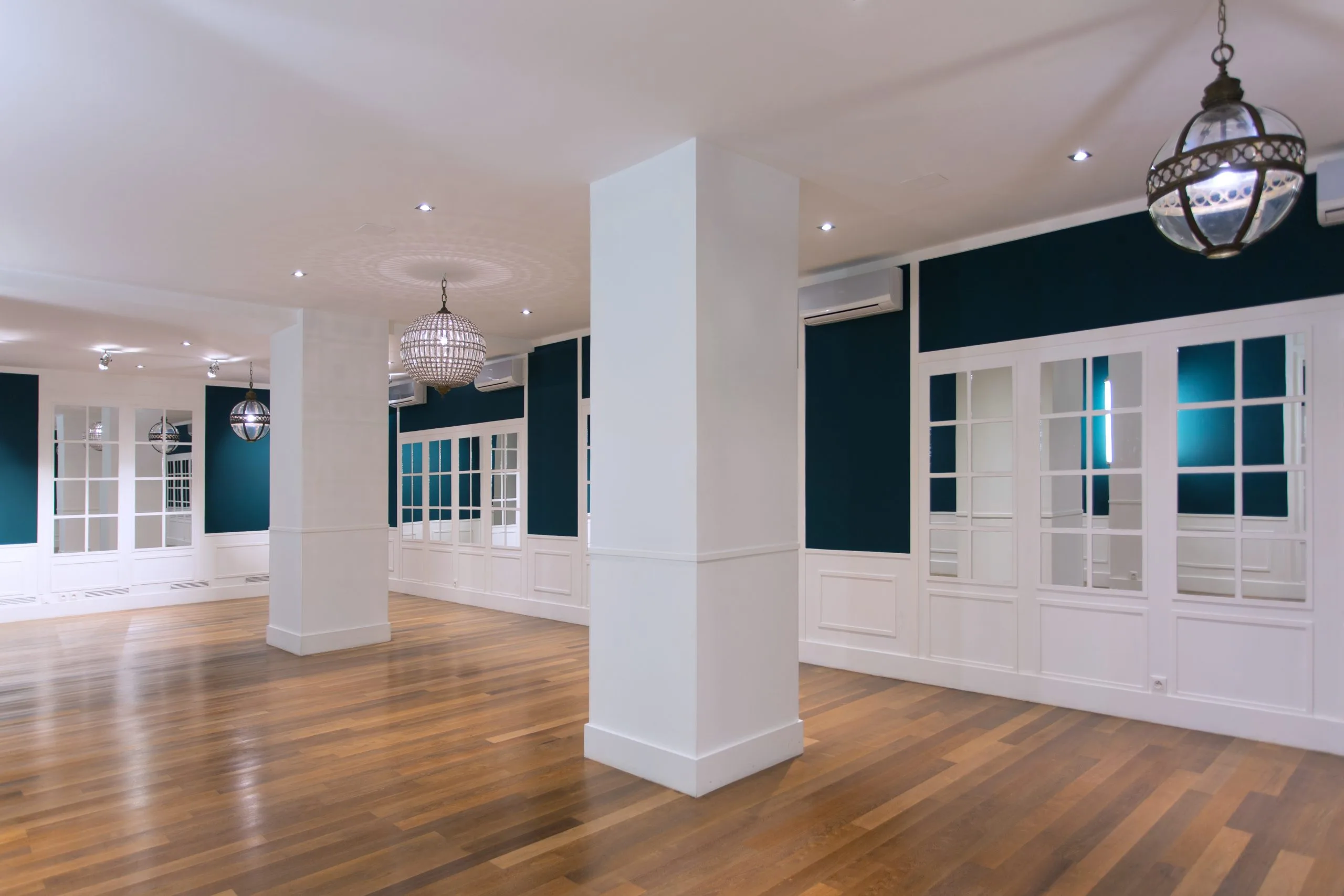Salle blanche prête pour un événement privé
